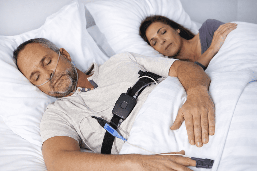 PACIENTE DORMINDO DURANTE POLISSONOGRAFIA (EXAME DO SONO)